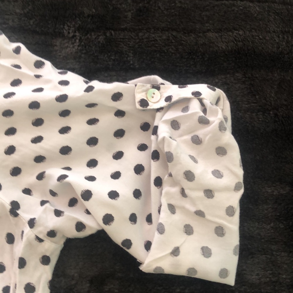 Just Living partial button down blouse 👚white & black polka dots low high style - Picture 6 of 8